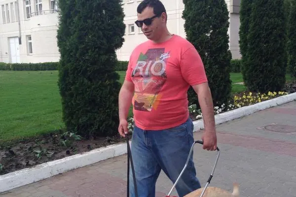 VIRAL. Cazul nevăzătorului Petrică, împins pe scări de şoferul unui autobuz, trezeşte Guvernul