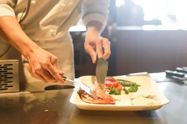 O chelneriţă dezvăluie secretul şocant din bucătăria restaurantelor. Ce pun în mâncare