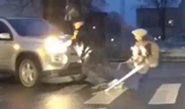 A vrut să ajute o bătrânică să traverseze strada, însă ce a urmat i-a şocat pe ceilalţi pietoni