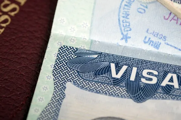 Parlamentul European a aprobat eliminarea vizelor pentru cetăţenii ucraineni