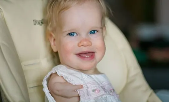 Mama a privit trupul fetiței nou-născute și a zis: NU O VREAU. A rămas singură, dar priviți-o acum!