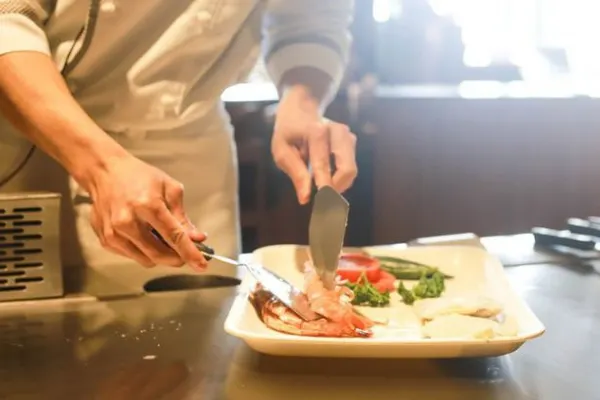 O chelneriţă dezvăluie secretul şocant din bucătăria restaurantelor. Ce pun în mâncare