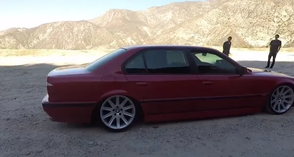 A cumpărat un BMW E38 cu numai 1250 de euro. L-a restaurat, iar acum toţi întorc capul după el