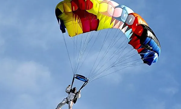 Un bărbat a făcut ISTORIE! A devenit primul om care a sărit cu parașuta dintr-o dronă