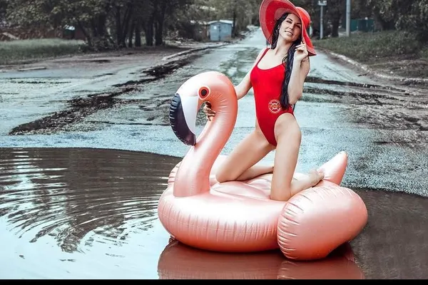 Cum protestează o rusoaică împotriva gropilor de pe carosabil? Şedinţa foto de care toţi râd!