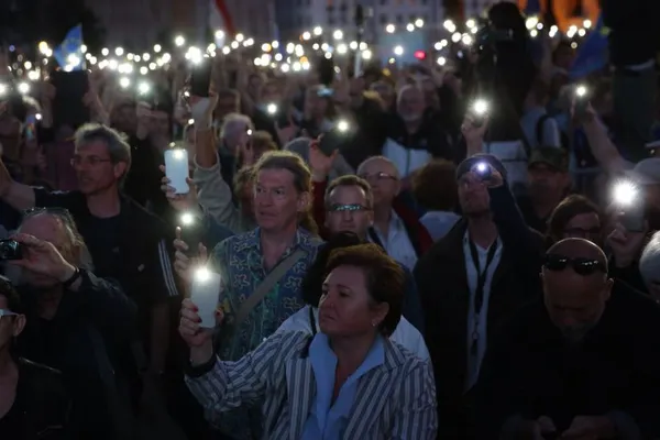 Proteste anti-Orban și pro-UE la Budapesta. Mesaj cu lumini după modelul Piața Victoriei