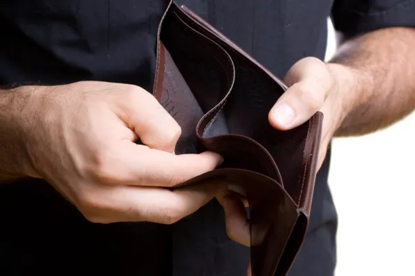 Român agresat în Italia. Bărbatul, snopit în bătaie cu CIOCANUL pentru că şi-a cerut salariul!