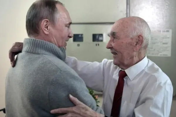 Ce cadou i-a făcut Vladimir Putin fostului șef al KGB-ului la împlinirea vârstei de 90 de ani