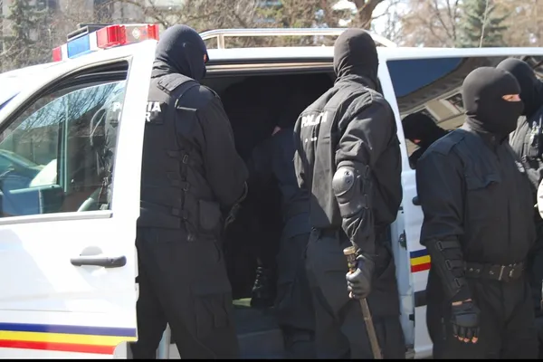 Capitala, luată cu asalt de mascați: Mai multe persoane care s-au dat drept polițiști, căutate