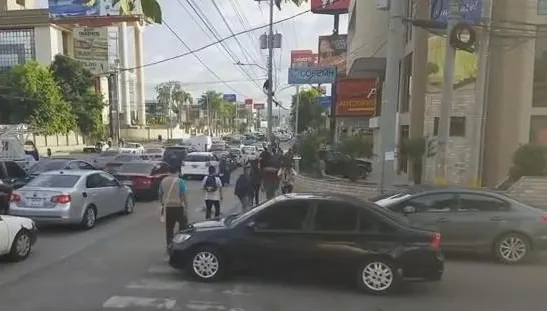 Video viral! Lecţia primită de un şofer care şi-a parcat maşina pe trecerea de pietoni