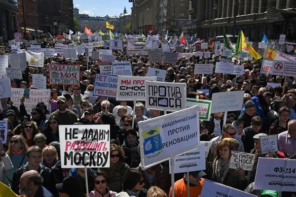 Protest la Moscova. Mii de oameni au ieşit în stradă: "Nu distrugerilor"