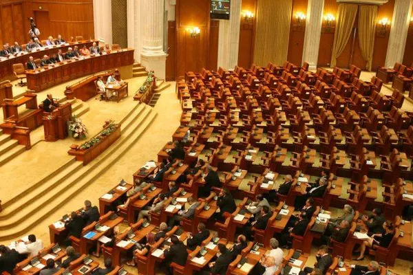 Salarii mai mari pentru medicii militari, polițiști, funcționari publici și angajații ANPC