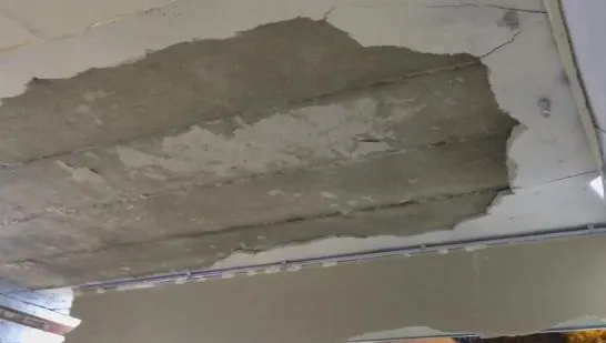 Tânără rănită, după ce i-a căzut tencuiala în cap într-un pasaj pietonal