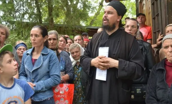 Un preot „schismatic“ refuză să-i împărtăşească pe posesorii de card de sănătate