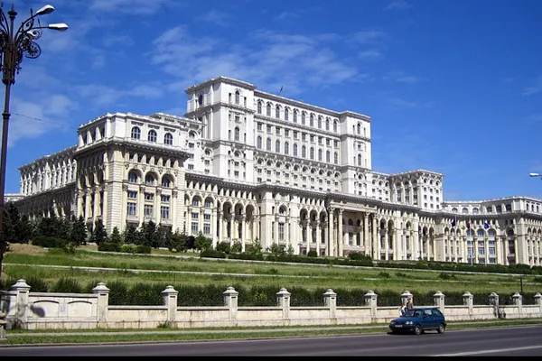 1.000 de profesori protestează în faţa Palatului Parlamentului. Motivul: Legea salarizării