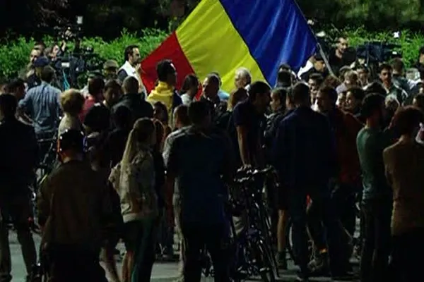 PROTESTE LA GUVERN, după ce senatorii jurişti au decis graţierea CORUPŢILOR. Românii, iar ÎN STRADĂ
