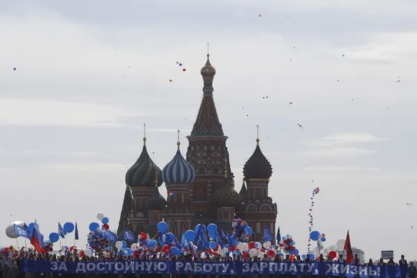 Manifestaţie uriaşă la Moscova, cu 1,5 milioane de oameni. Steaguri comuniste şi portretul lui Lenin