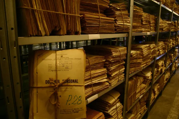 Guvernul a adoptat hotărârea privind desecretizarea arhivei SIPA