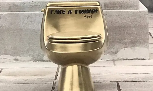 Misterioasele toalete aurii dedicate lui Donald Trump fac senzație în toată America