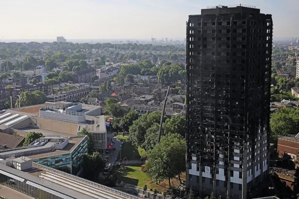 Proteste de amploare în Londra după incendiul devastator de la Grenfell Tower
