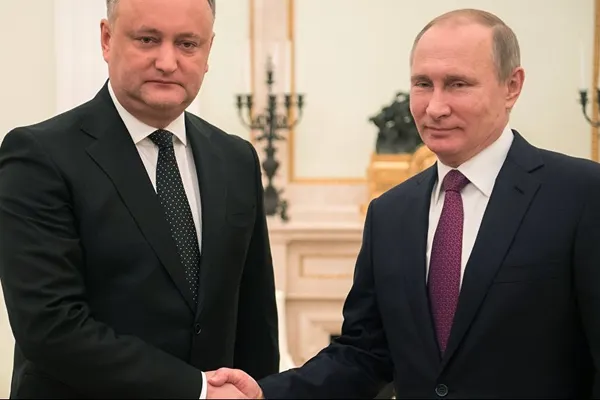 Putin l-a ironizat pe Dodon. Gestul, interpretat drept un semn de dispreţ faţă de liderii slabi