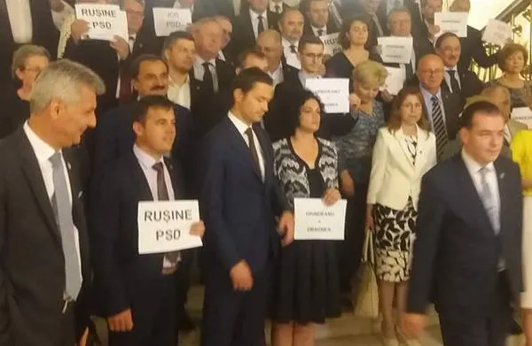 Proteste cu câteva minute înainte de moţiune: "RUŞINE PSD!"