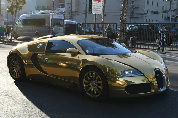 Poliţiştii au oprit un Bugatti suflat cu aur, de 2 milioane $. Când au văzut cine e şoferul, MIRAŢI