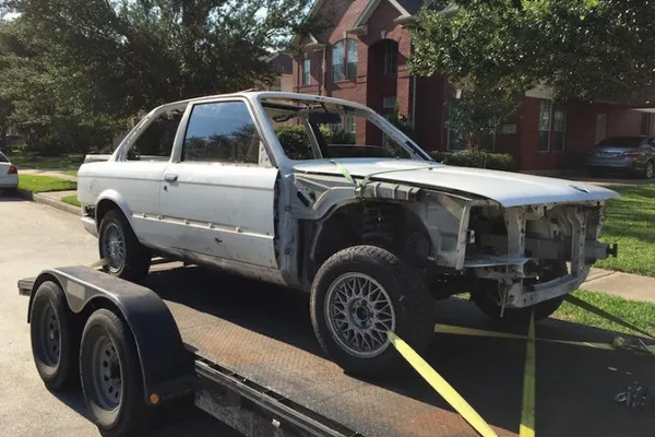 Au găsit o caroserie de BMW E30 la groapa de gunoi. Au restaurat maşina, iar ce a ieşit e INCREDIBIL