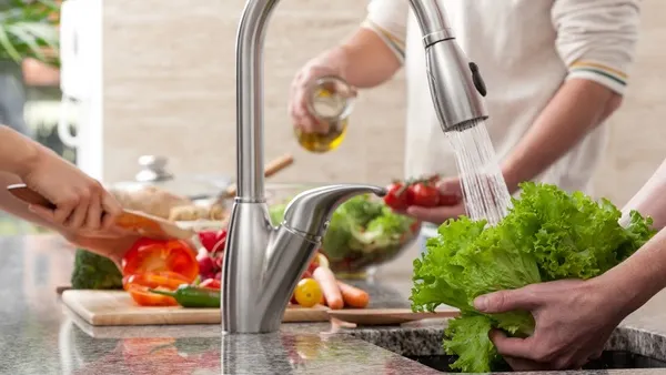 Alimente pe care NU este bine să le speli. Să NU mai faci asta niciodată! Te poţi îmbolnăvi