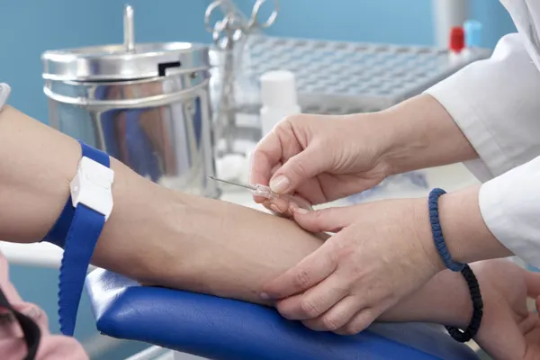 Încă un caz revoltător în sănătate: Mii de români, nevoiţi să aştepte pentru analize medicale