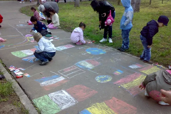 Guvernul organizează un concurs de desene pentru copii: "Desenează România". Care sunt condiţiile