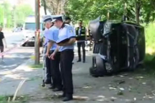 PIETONI spulberaţi, în Bucureşti. 6 VICTIME, după ce o maşină a intrat într-o staţie de autobuz