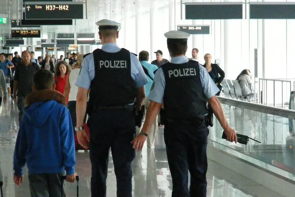 Un indian, trimis acasă de polițiștii germani după o ce a făcut o glumă despre soția sa! Ce a spus