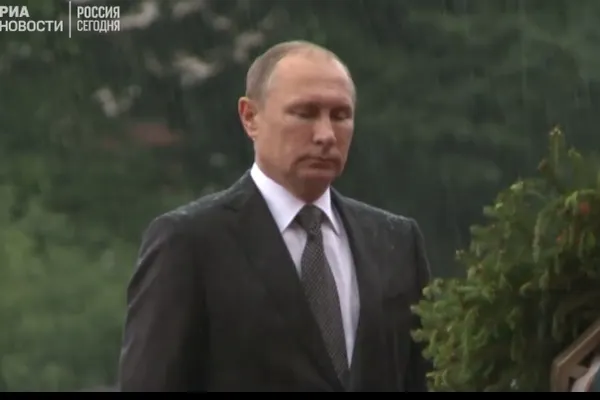 Imagini RARE cu Vladimir Putin, făcut ciuciulete în timpul unei ceremonii oficiale. Cum a reacţionat