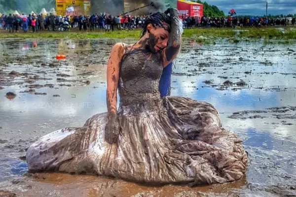 Fotografii NEBUNE:cum arată un festival de muzică din Rusia,inundat de noroi?Petrecerea a continuat