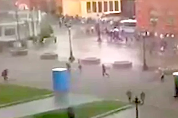 Situaţia tragicomică! Pietoni alergaţi prin ploaie de două toalete publice