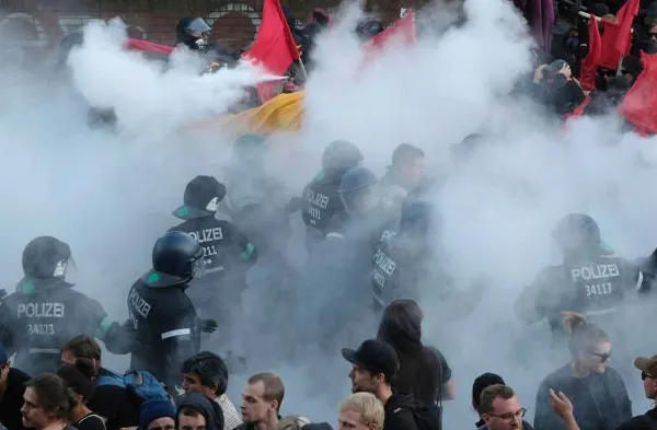 HAOS la summitul G20. Oamenii nu renunță la protest! Sute de polițiști au fost RĂNIȚI