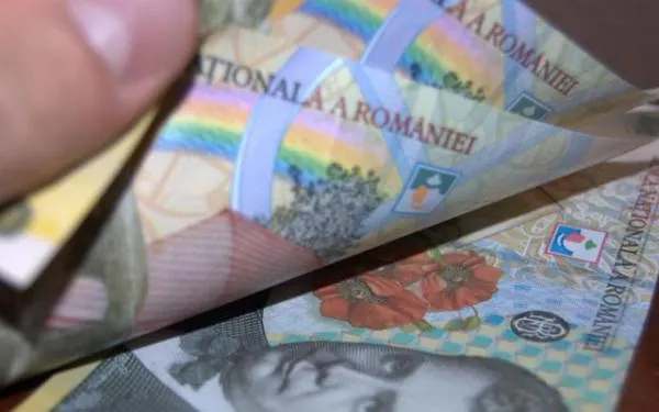 Bani de la Guvern pentru elevii de 10. Măsura a fost adoptată. Iată ce sume vor primi