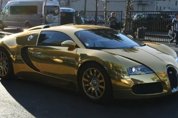 Poliţiştii au oprit un Bugatti suflat cu aur, de 2 milioane $. Când au văzut cine e şoferul, MIRAŢI