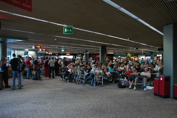 Haos pe aeroporturile din Italia. Grevă naţională la nivelul transportului aerian