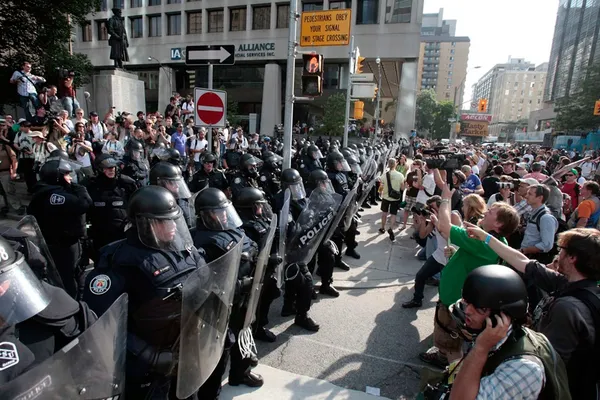 G20. Orașul Hamburg în alertă! Hotelul lui Putin, atacat de protestatari. Poliția cere întăriri