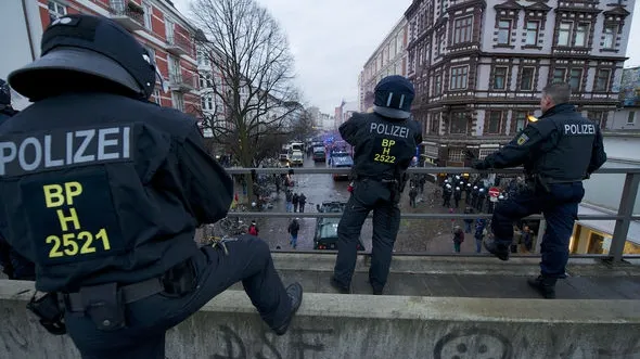 Germania: Poliţia a încercat să oprească un miting antirasism în Hamburg