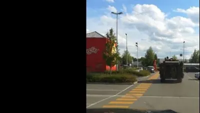 FOTOGRAFIA ZILEI: cu TANCUL la fast-food. Culmea, nu se întâmplă în Rusia!