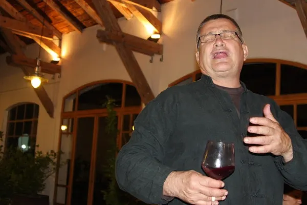 Mircea Dinescu face haz de necaz. Poetul i-a dedicat lui Nicușor Dan o "fabulă pentru preșcolari", după episodul cu drona rusească