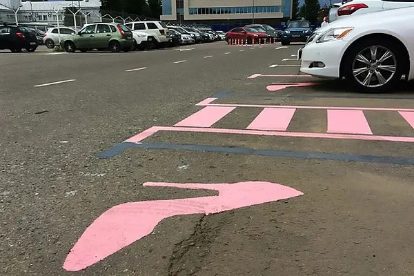 Un nou indicator rutier: pantoful roz. Noile parcări din Moscova le-au înfuriat pe rusoaice