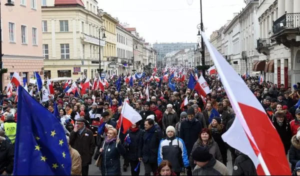 Proteste masive în Varşovia. Polonezi, în stradă pentru apărarea Justiţiei