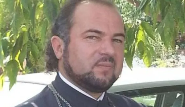Un preot din Bacău ia trupurile morţilor părăsiţi la morgă. Ce face apoi cu ele, e incredibil!
