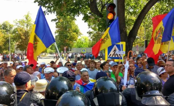 Situație tensionată la Chișinău. Proteste și îmbrânceli în fața Parlamentului, pe tema votului MIXT
