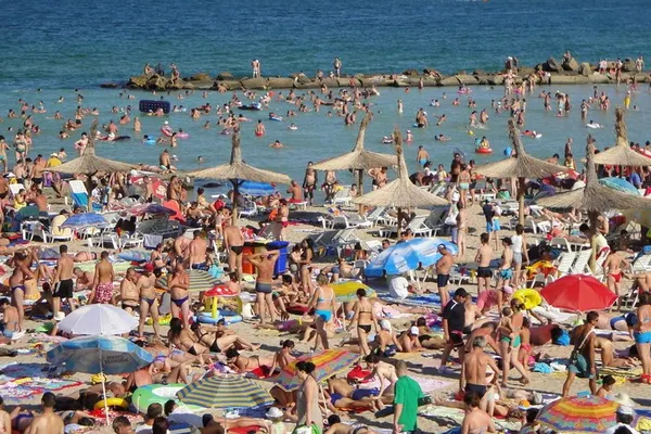 În plin sezon, operatorii din turism cer guvernului introducerea testării rapide COVID pentru străini