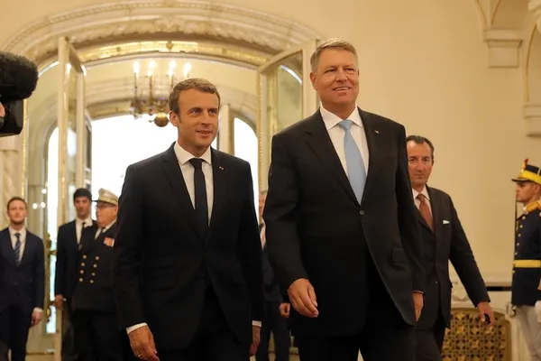 Scandal uriaș! Macron, făcut praf în Franța după vizita în România. Se anunță proteste masive